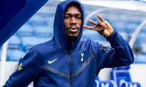 记者：费内巴切授权的一名代表已飞往伦敦，与比苏马和热刺会谈