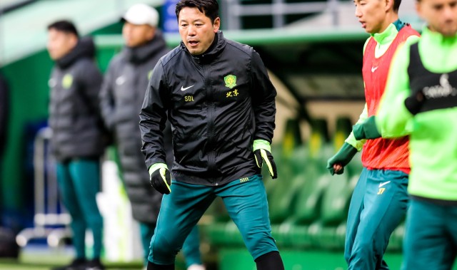 ?向裁判投掷水瓶！中足联官方：国安领队隋东亮禁赛5场，罚款5万元