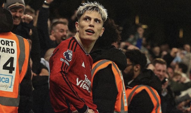 记者：切尔西优先目标是右脚左边锋，加纳乔、尼科、吉滕斯成候选