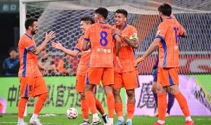 百家乐-鲁媒：因北京下雨，泰山队赛前适应场地训练取消